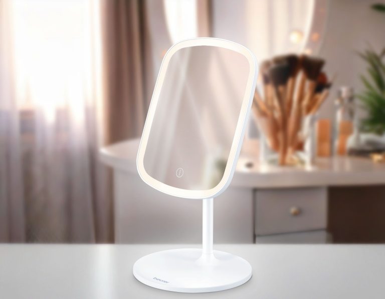 Miroir lumineux Beurer BS47 blanc, sur pied, présenté sur une coiffeuse